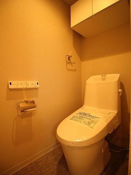 温水洗浄機能付き便座のトイレが新調されています。便座が冷え切ることなく、利用可能です。また、本体は手の洗いやすさを考えた、広くて深い手洗鉢付き、シンプルな機能のみを搭載したモデルです。