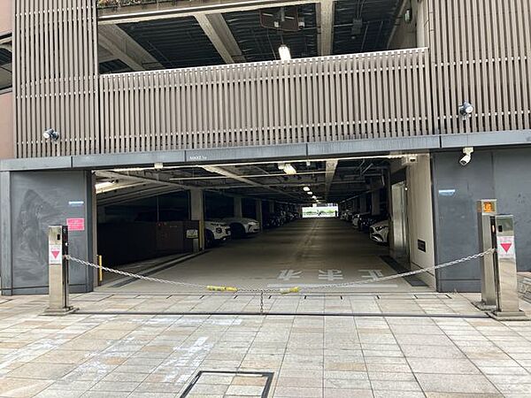 敷地内には駐車場も完備。お家を出てからすぐに乗車できるため、通勤はもちろんの事、日々のお買い物や、ご家族での旅行など様々なシーンで活躍します。（空き状況はお問合せください）