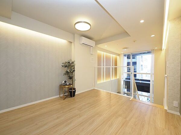 建具のカラーを壁と同じホワイトで揃える事で壁の途中で途切れる印象がなくなり、空間に繋がりが出て部屋全体が広く感じられます。白は主張しないカラーなので家具やインテリアの色を自由に選ぶことができますね！