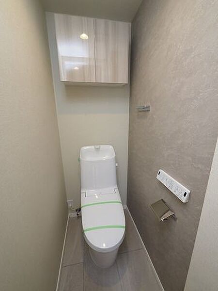 温水洗浄機能付き便座のトイレが新調されています。便座が冷え切ることなく、利用可能です。また、本体は手の洗いやすさを考えた、広くて深い手洗鉢付き、シンプルな機能のみを搭載したモデルです。