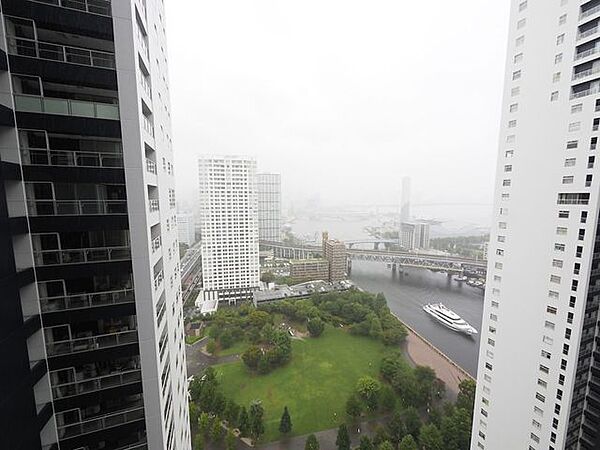 高層階は日当たりが良く、窓を開ければ風の通りも良く充分に換気ができます。 また近隣にマンションが建つなどして日当たりや風通しが変化するリスクが少なくて済みます。