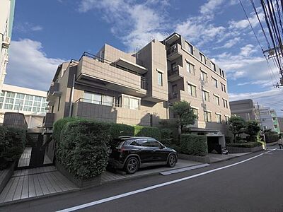 外観：外観は明るさや鮮やかさを抑えたブラウンなので高級感、上品さが漂うマンションとなっております。