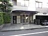 エントランス：エントランスは住民だけではなく、来訪者や通りすがりの方も目にする部分です。そのマンションの顔とも言えるエントランスは綺麗に管理され、毎日の通勤、知人や友人を招いたときにもお出迎えをしてくれます。