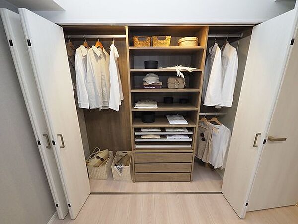 オープン収納は物の出し入れがしやすく、どこに何が置いてあるのかが分かりやすいことが特徴です。持ち物をきちんと把握していれば衝動買いも抑えられそうですね！