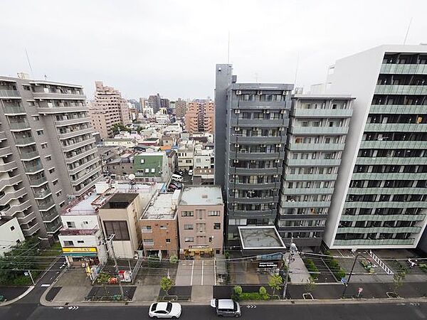 高層階は日当たりが良く、窓を開ければ風の通りも良く充分に換気ができます。 また近隣にマンションが建つなどして日当たりや風通しが変化するリスクが少なくて済みます。