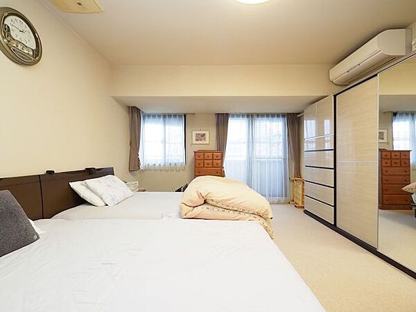 約12.8帖の洋室です。部屋に対して窓が2面設置されているため、風の通り道ができ風通しが良くなります。2面窓を設けることで、「湿気がこもる」「空気の流れが悪い」といった問題を解決できます。
