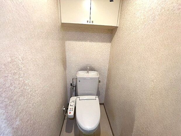 扉付きの棚はトイレ用品を隠せて嬉しいポイントです！