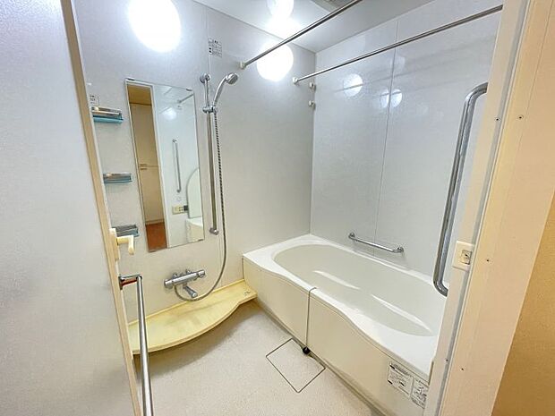 白を基調とした明るい浴室。ゆったりと足を伸ばしてリラックスできる浴槽です。