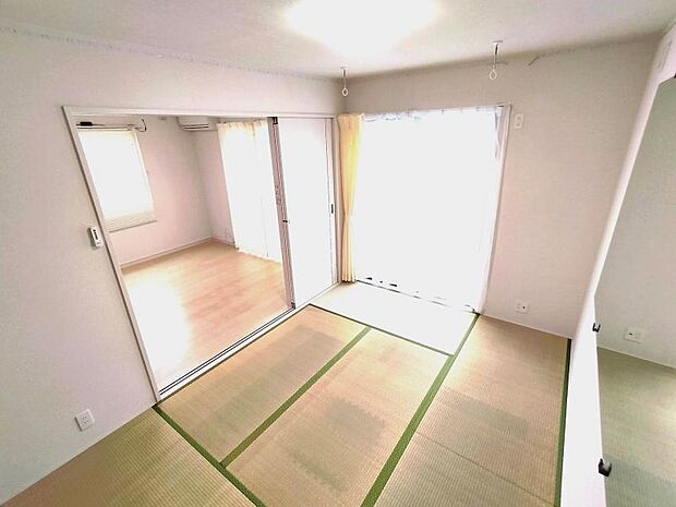 リビングに隣接した和室。仕切り扉を開けると開放的な空間に。
