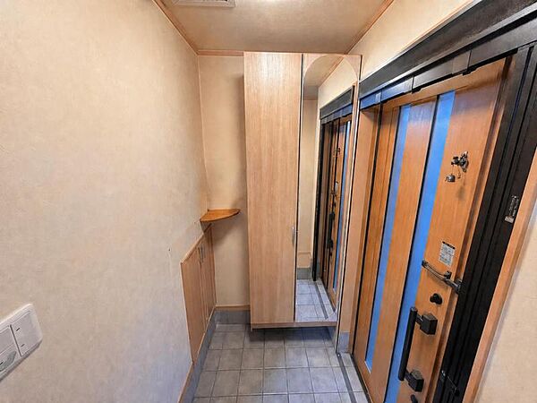 玄関にはミラー付きのシューズクローゼットがあり、お出かけ前のチェックもばっちり！