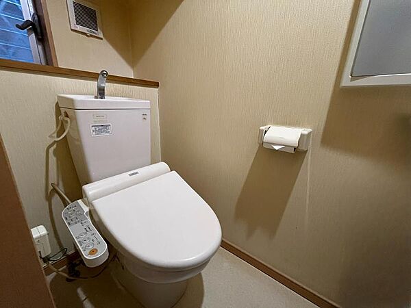 （1階トイレ）温水洗浄トイレ完備！窓付きは換気できるのでうれしいポイント♪