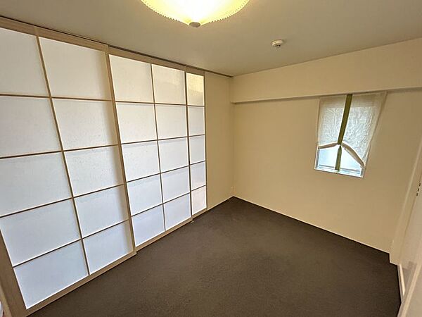 2面採光の洋室で窓から光が照らし、室内を明るくしてくれます！