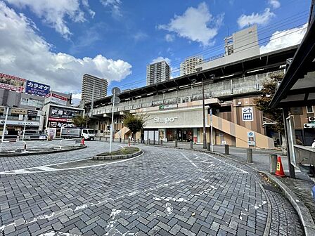 東京都新宿線/総武・中央緩行線 「本八幡」駅まで 1485m 徒歩約19分 都営地下鉄新宿線は当駅が始発駅・終着駅となっています。京成電鉄「京成八幡駅」と地下通路を介し接続しています。