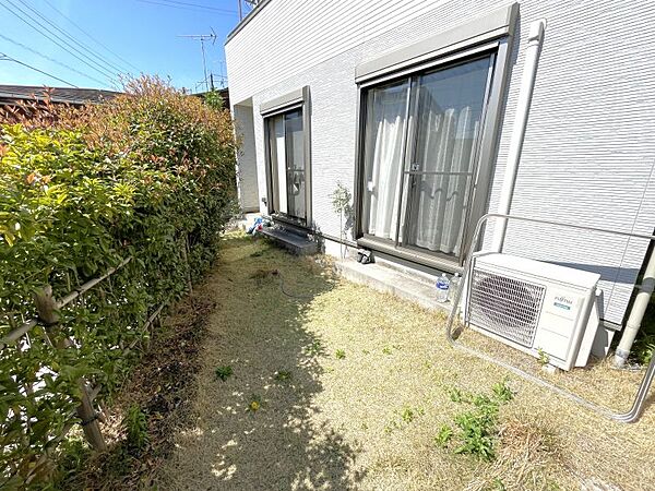 ガーデニングや家庭菜園を楽しめるお庭です♪