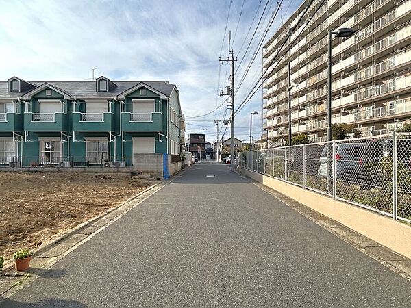 前面道路は6ｍ以上。見通しの良い道で安心です。