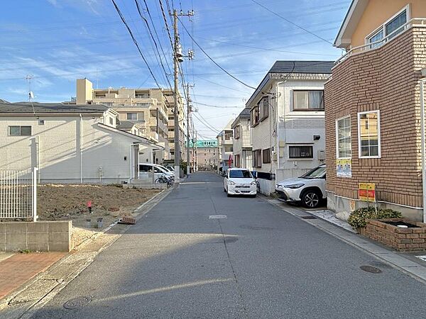 前面道路は6ｍ以上。見通しの良い道で安心です。