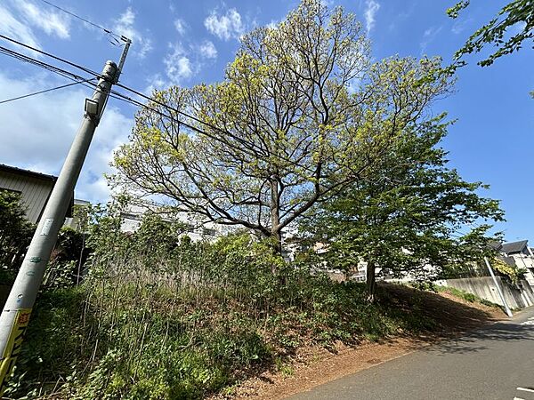閑静な住宅街に位置する約90坪の広大な土地です！