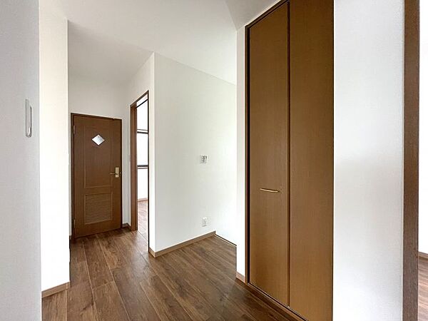 明るい光が降り注ぐ2階ホールです☆