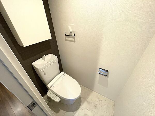 温水洗浄付き便座。上部棚もあるので掃除用品などを収納可能です！