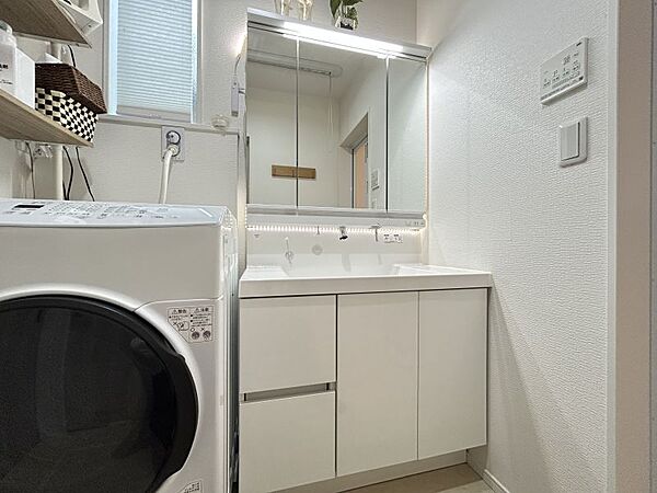 三面鏡には鏡裏収納もあり化粧品等も収納しておけます！