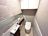 トイレ：手洗器、タンクレストイレ、収納棚など充実した設備の整った快適なトイレです♪