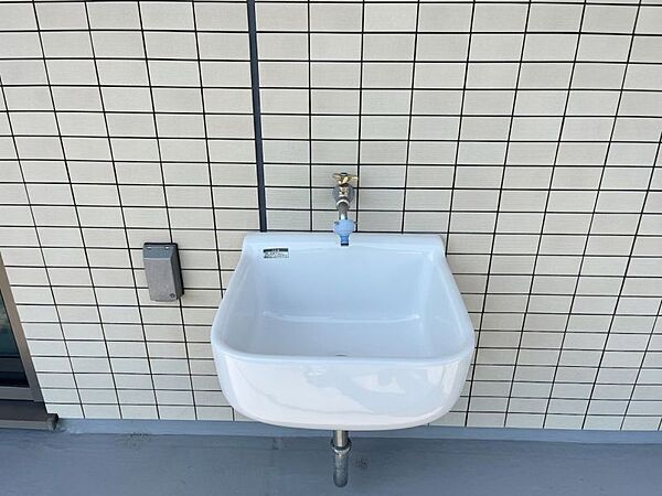 バルコニーにはスロップシンク付き！ガーデニングやアウトドア用品の手入れにも最適です♪