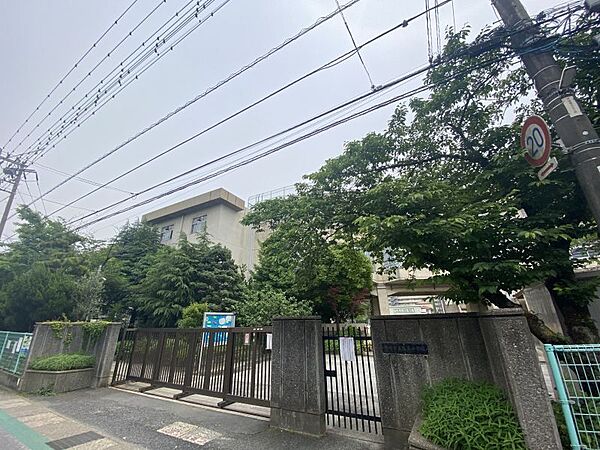 鬼高小学校まで　450m　徒歩約6分●教育目標「未来を創る＝目指す児童像＝他者とともに　自分らしく生きる　鬼高っ子」
