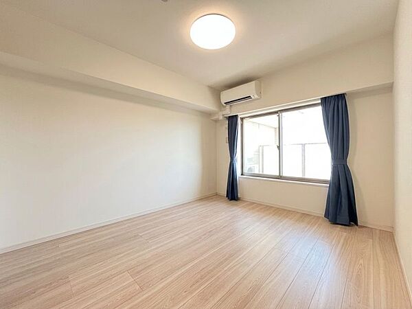 7帖洋室！バルコニーに面した明るいお部屋！さわやかな気持ちでお過ごしいただけます♪
