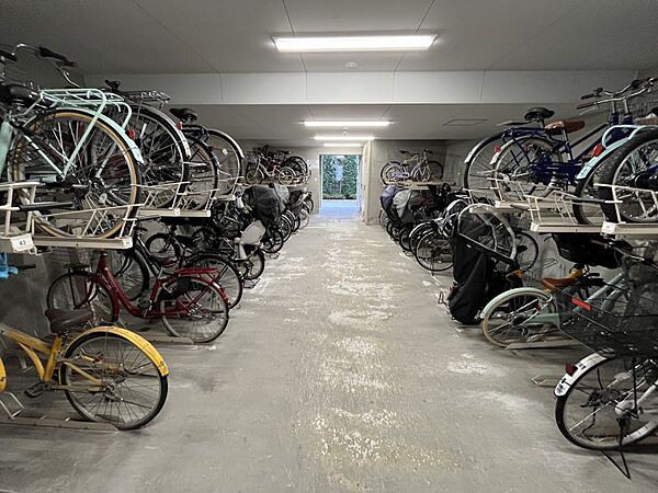 建物内に駐輪場あり！1台づつ余裕をもって自転車を止めることができます♪