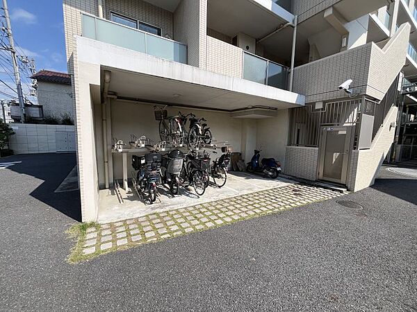バイクライフをサポート！敷地内にバイク置場あり♪（空き状況は要確認）
