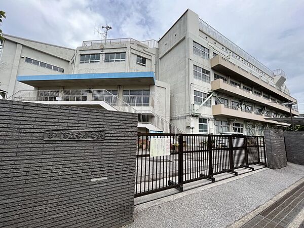 幸小学校まで徒歩約10分●教育目標「～みんなが幸せな学校～自主・自立・共生をめざして」