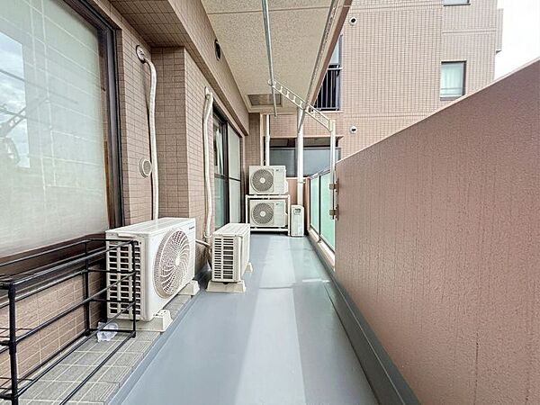 陽当り良好な南西向きバルコニーで室内には明るい光が差し込み快適にお過ごしいただけます♪