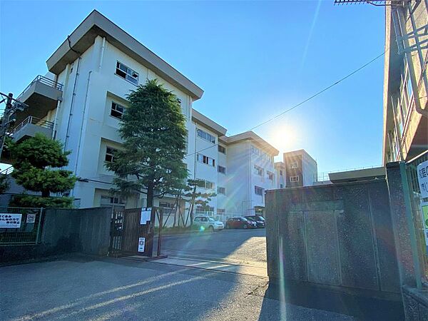第八中学校/徒歩約9分/約700ｍ