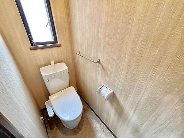 温水洗浄機能付きのトイレです☆