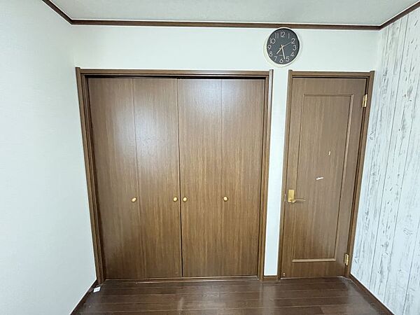 洋室には、衣類をたっぷり収納できるクローゼット付き！