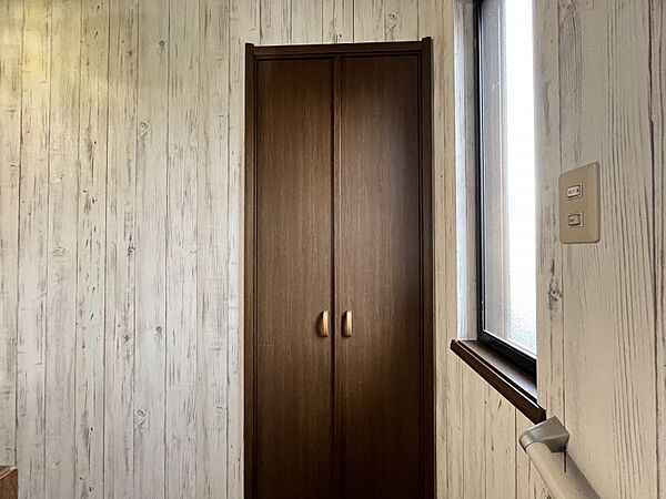 廊下収納があるので、普段使わない家族のものを収納しておけます。