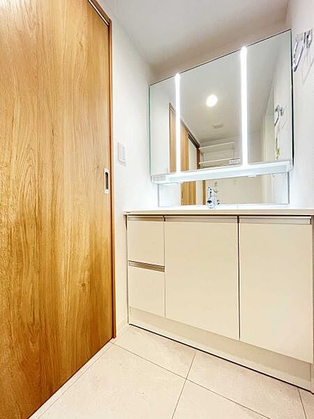 鏡中央にライトがあり顔全体をしっかり照らすのでメイクにおすすめの洗面台！収納も豊富です♪