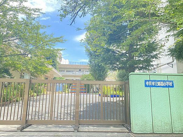 鶴指小学校まで　400m　徒歩約5分●教育目標「心豊かで　かしこく　たくましい子の育成」「・思いやりをもち、助け合う子　・自ら学び、考える子　・ねばり強く、たくましい子」
