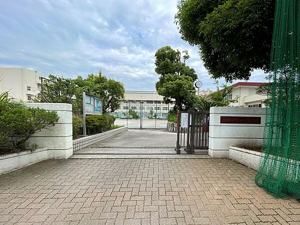 市川市立第六中学校まで約590ｍ　徒歩約8分●教育目標「やさしくたくましく生きる人間に成長しよう。」「・確かな学力　・豊かな心　・健やかな体　・信頼される開かれた学校」