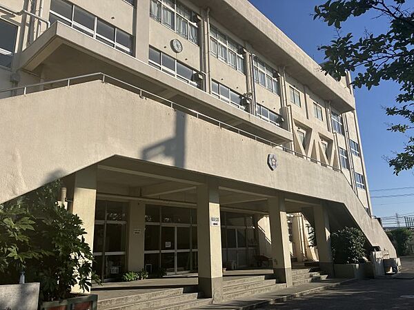 高谷中学校まで　1070m　徒歩約14分●教育目標「心豊かで、たくましく生きる力を持った生徒の育成」