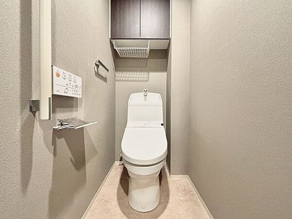 温水洗浄便座機能完備の節水型トイレです！家計にも優しく嬉しいですね♪