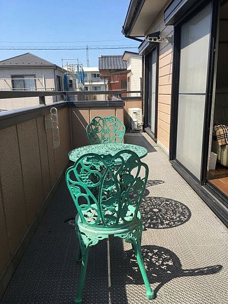南東向きのため日当たり良好なバルコニー！2部屋から出入り可能です♪