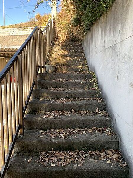 こちらの階段を上った先に本物件がございます。