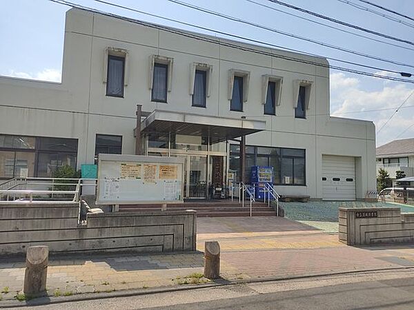市立須坂図書館図書の貸し出しのほか、小さいお子様用のえほんコーナーや、学習や読書などにも使える読書室があります。 560m