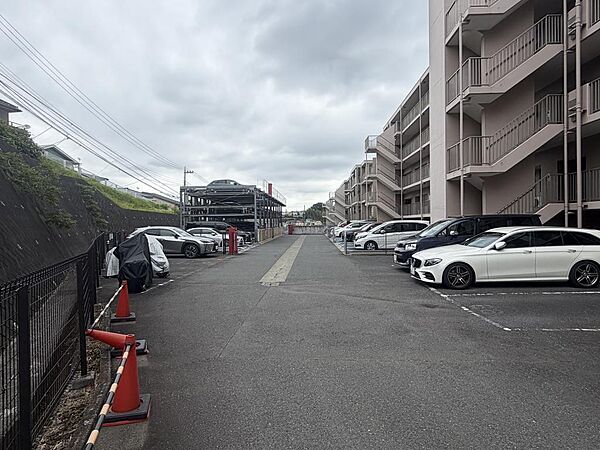 駐車場は平置き機械式両方あります。