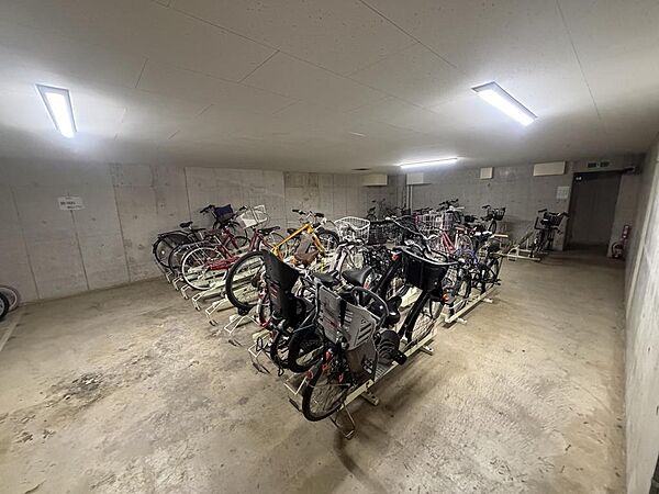 屋内置き駐輪場なので、雨風から自転車を守れます。