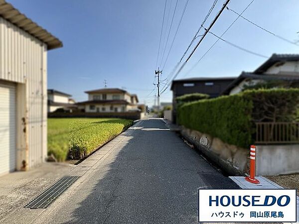東側前面道路は約4.3ｍの幅員です。