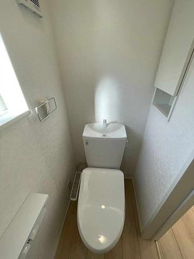 窓付き、白基調で清潔感のある温水洗浄便座トイレ！