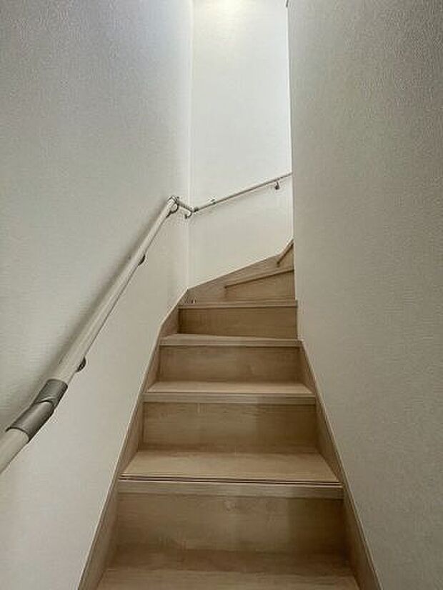 2階へ続く階段は手すり付きで安心安全！