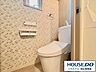 トイレ：窓のある明るいトイレは換気も可能、清潔感のある温水洗浄便座です。